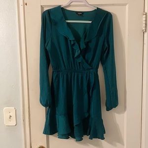 Short green long sleeved express dress